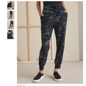 Chicos Zenergy Camouflage Camo Print Jogger Pants Chicos Size 1R or 8R